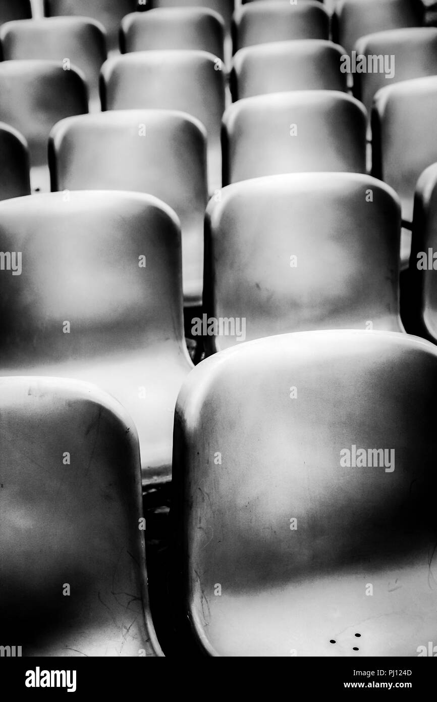 Des rangées de sièges en plastique dans une salle de concert en plein air Banque D'Images