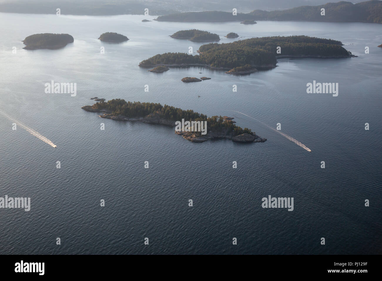 Vue aérienne d'îles rocheuses dans la baie Howe lors d'une soirée d'été ensoleillé. Situé près de Vancouver, BC, Canada. Banque D'Images