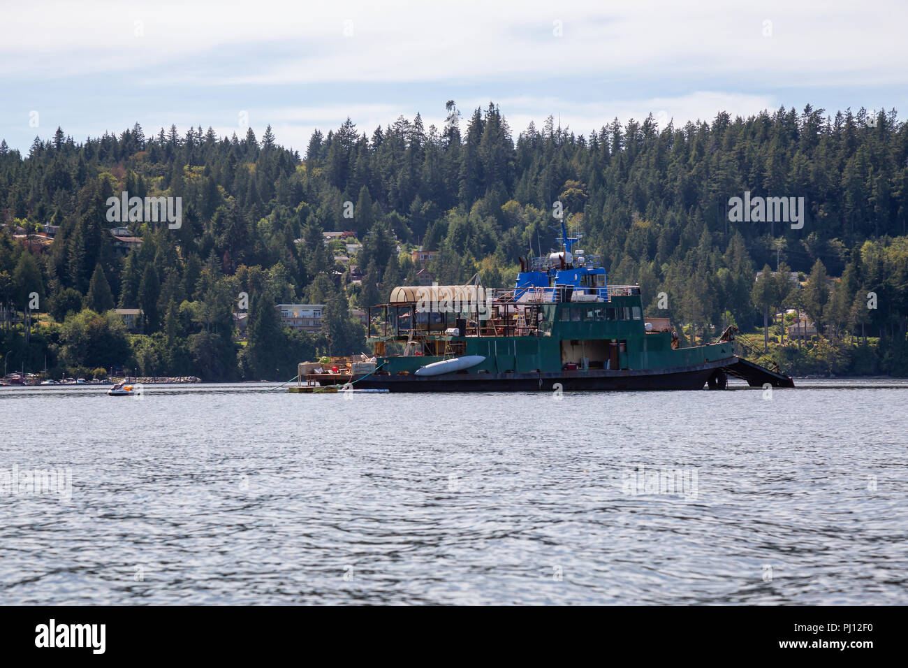 Vieux bateau rouillé à Sechelt Inlet au cours d'une journée ensoleillée. Prises à Sunshine Coast, en Colombie-Britannique, Canada. Banque D'Images