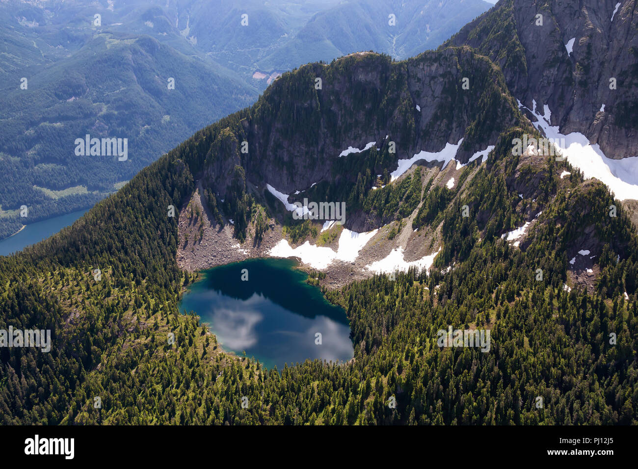 Beau paysage de montagne canadienne aérienne durant une journée ensoleillée. Situé à proximité de la Sunshine Coast, au nord-ouest de Vancouver, BC, Canada. Banque D'Images