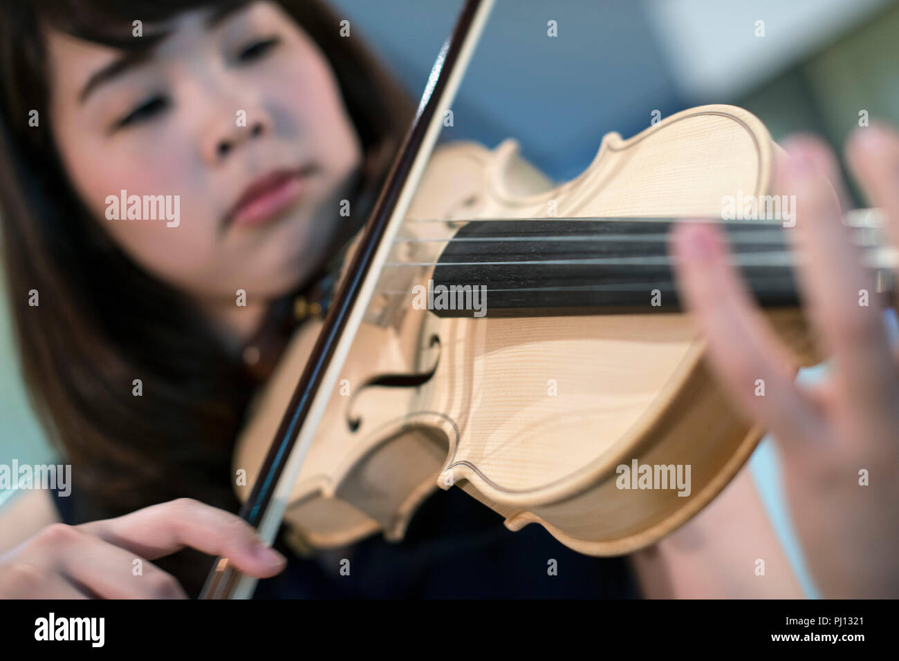 Yuasa Izumi violoniste joue le premier violon de bambou au musée du violon attaché à l'école de lutherie Misasa dans le centre-ville de Misasa, T Banque D'Images