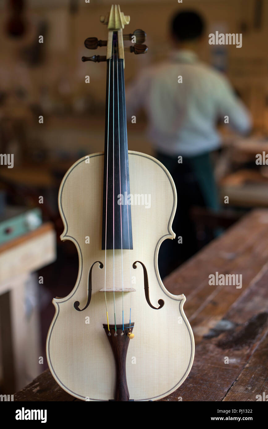 La photo montre le premier violon de bambou dans les ateliers de l'école de lutherie Misasa dans le centre-ville de Misasa, préfecture de Tottori sur 01 Banque D'Images
