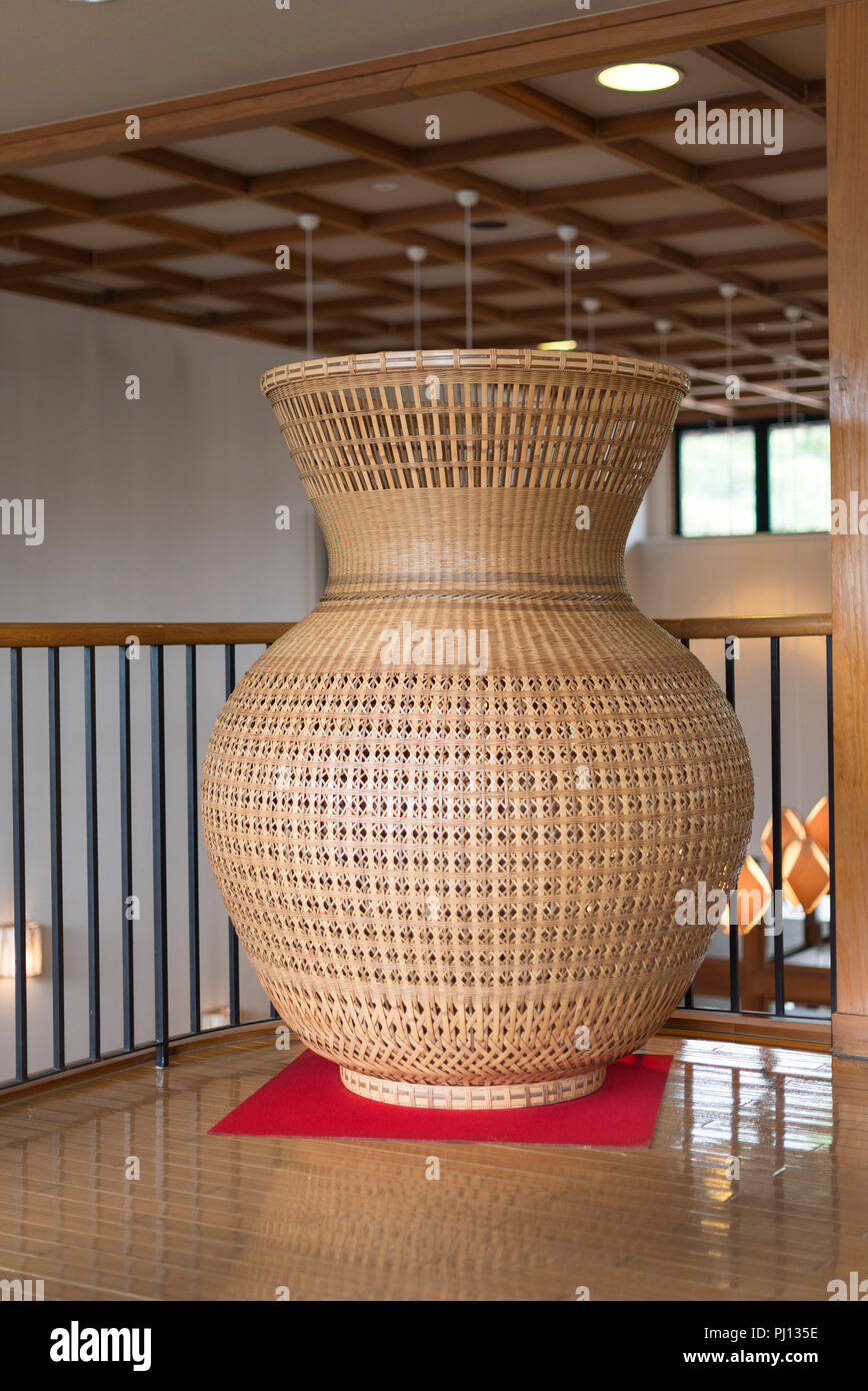 Une photo montre deux mètres de haut vase bambou créé par artisan local Nobuyuki Tanabe sur l'affichage à l'intérieur du Centre d'Artisanat Traditionnel Bambou Beppu en bep Banque D'Images