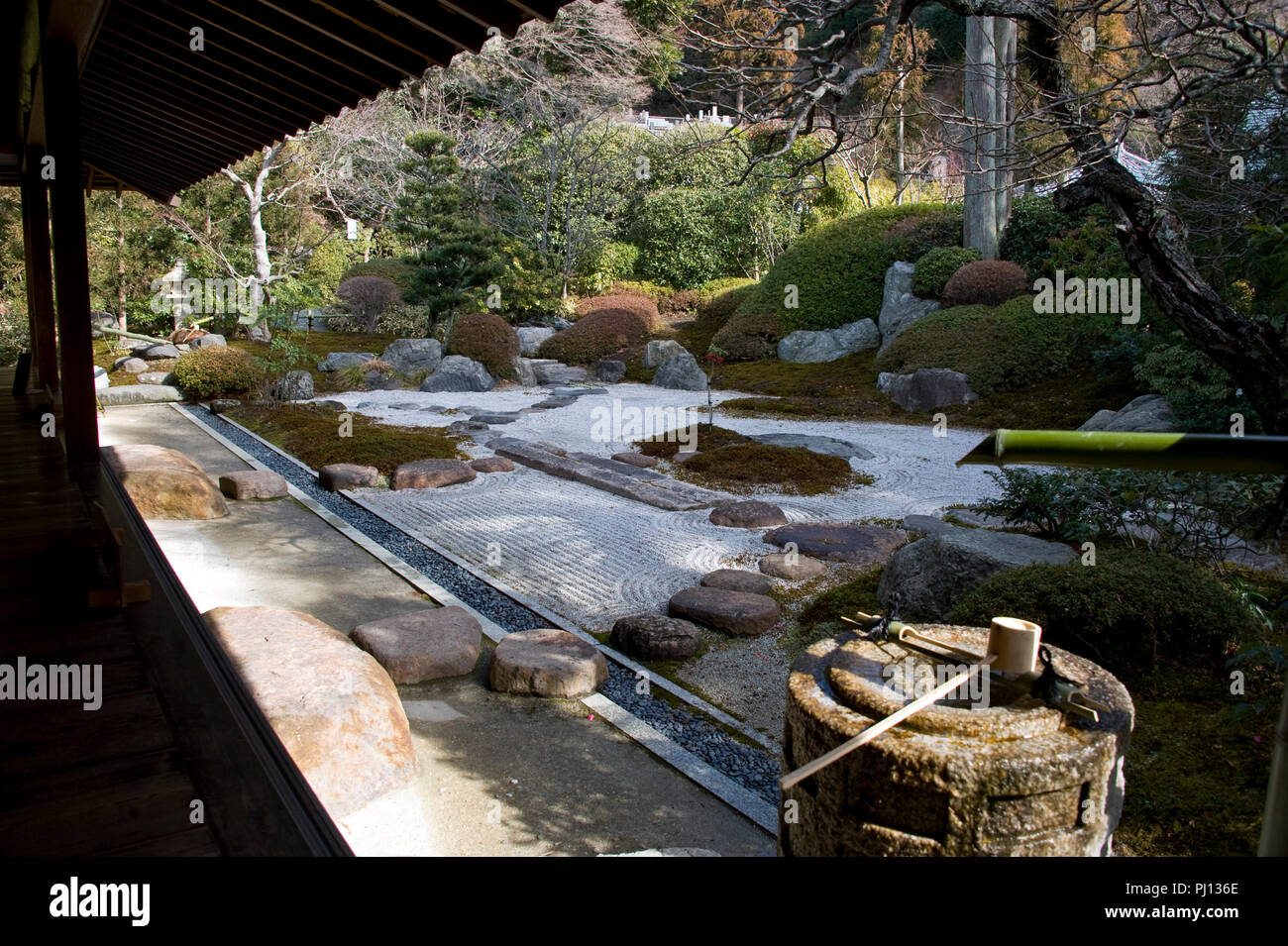 Une louche de bambou se trouve en haut d'un bien à l'extérieur une maison de thé à Jomyo-ji à Kamakura, au Japon, le 24 janvier 2012. Fabriqué à partir d'éléments primitifs -- bambous gian Banque D'Images