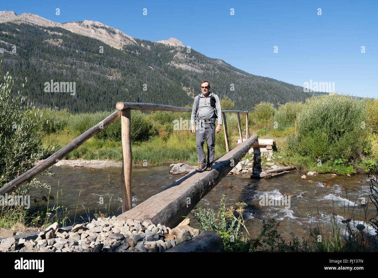 Traverser le pont à Clear Creek près de Green River Lake, Wyoming, USA Banque D'Images