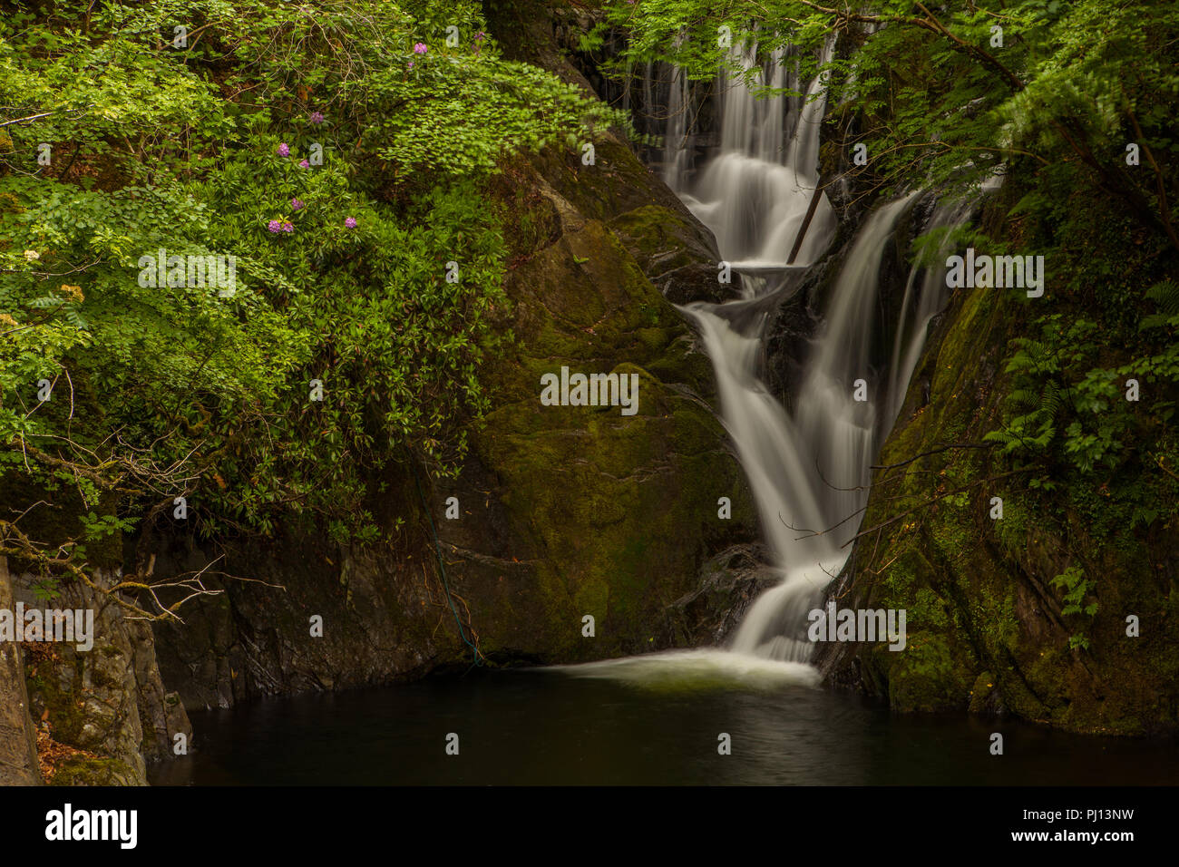 Wasserfall am Dyfi Fournaise, einer alten usine sidérurgique Eisenhütte Banque D'Images