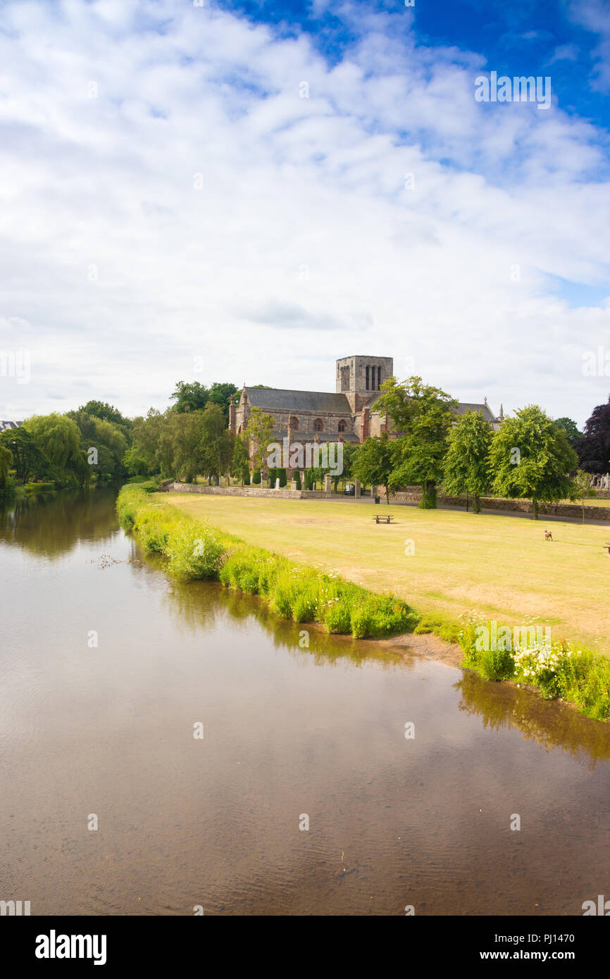 Vue depuis le pont sur la rivière Tyne St Mary's Collegiate Church, Haddington, Ecosse Banque D'Images