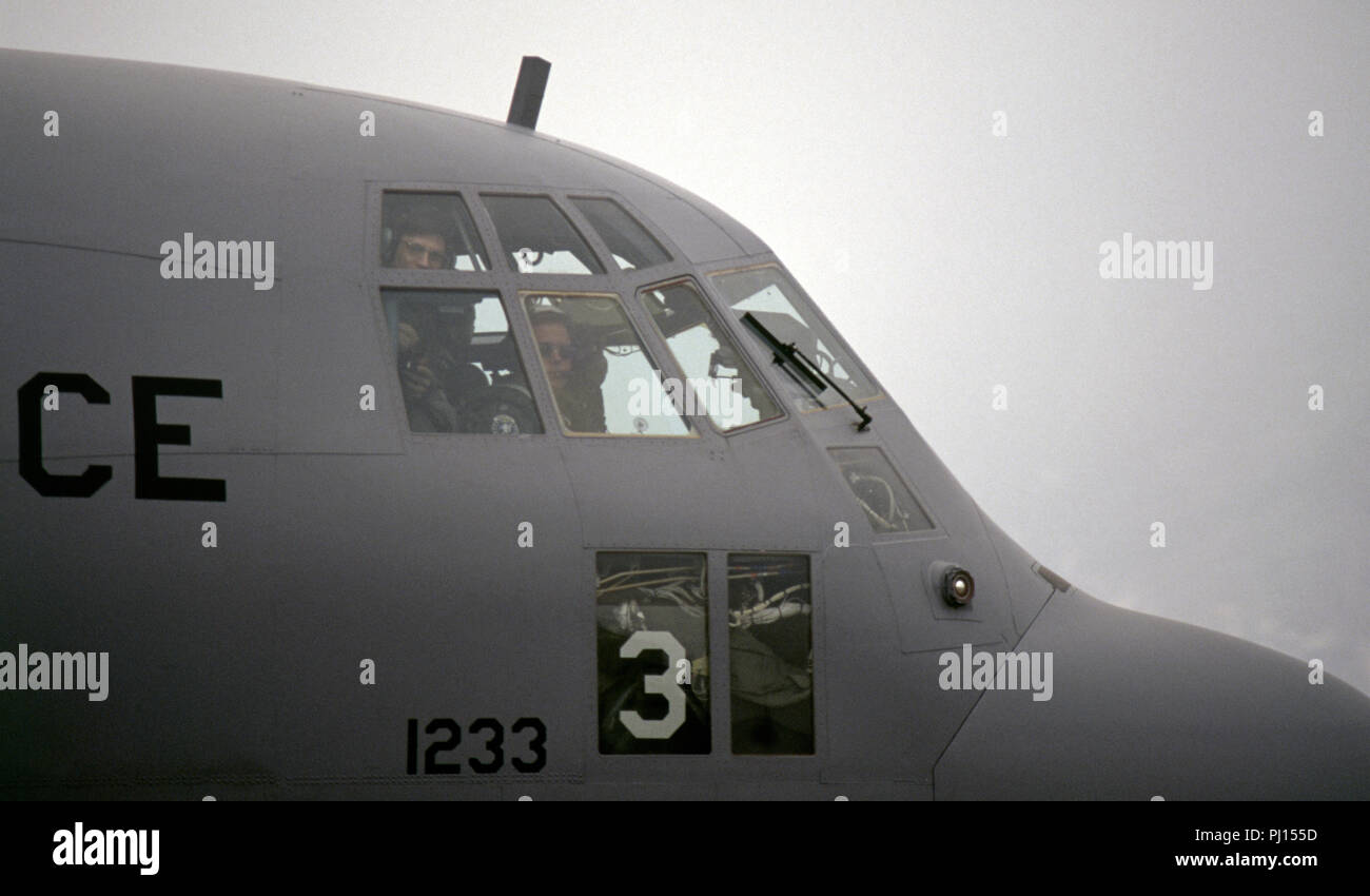 4 mars 1993 pendant le siège de Sarajevo : l'équipage d'un Américain Lockheed C-130H Hercules de la Virginia Air Guard hors pairs à partir du poste de pilotage après l'atterrissage à l'aéroport de Sarajevo. Banque D'Images