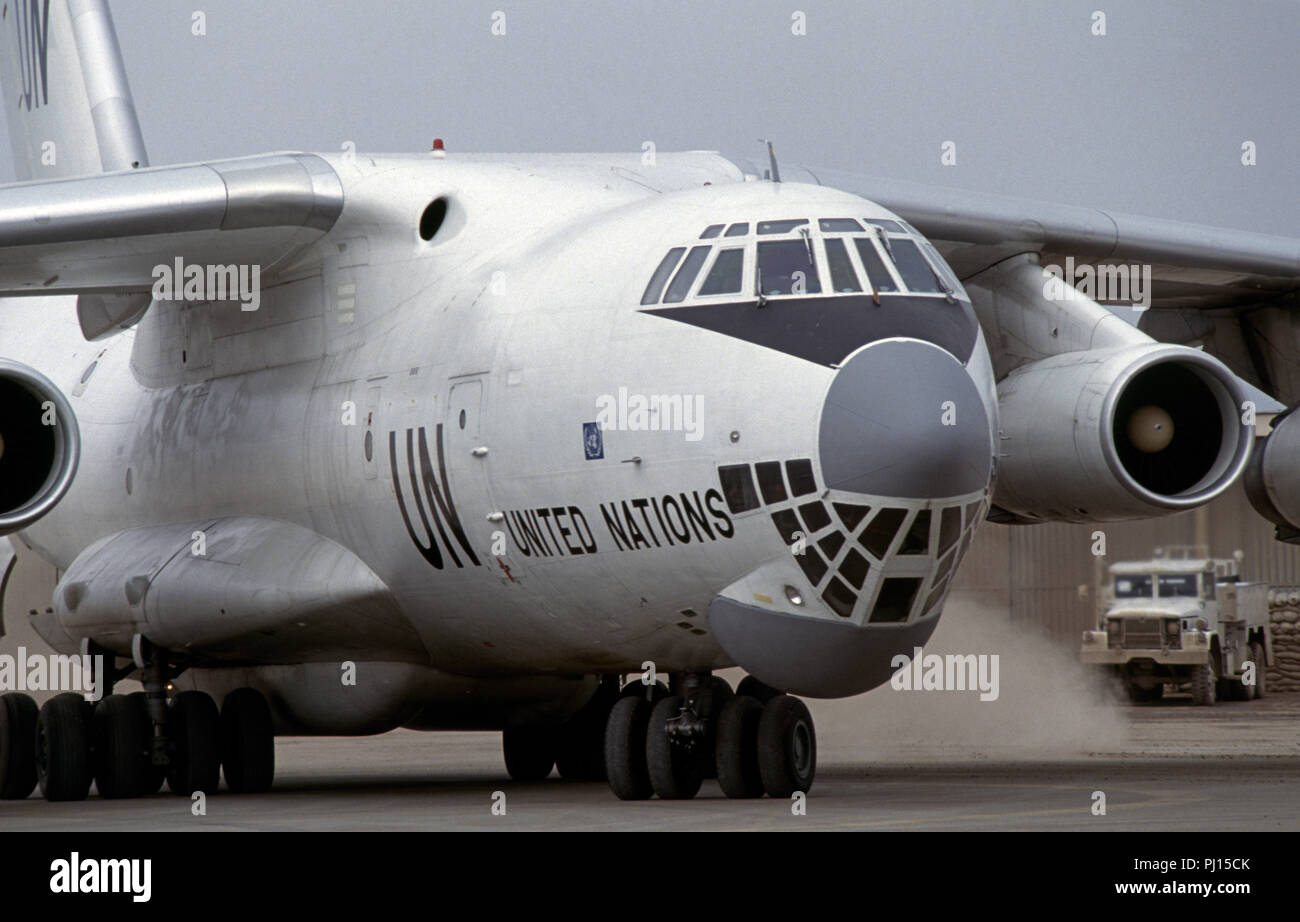 8 mars 1993 pendant le siège de Sarajevo : à l'aéroport de Sarajevo, un Iliouchine Il-76 jet transport soulève des nuages de poussière qu'il taxis, juste après l'atterrissage. Banque D'Images