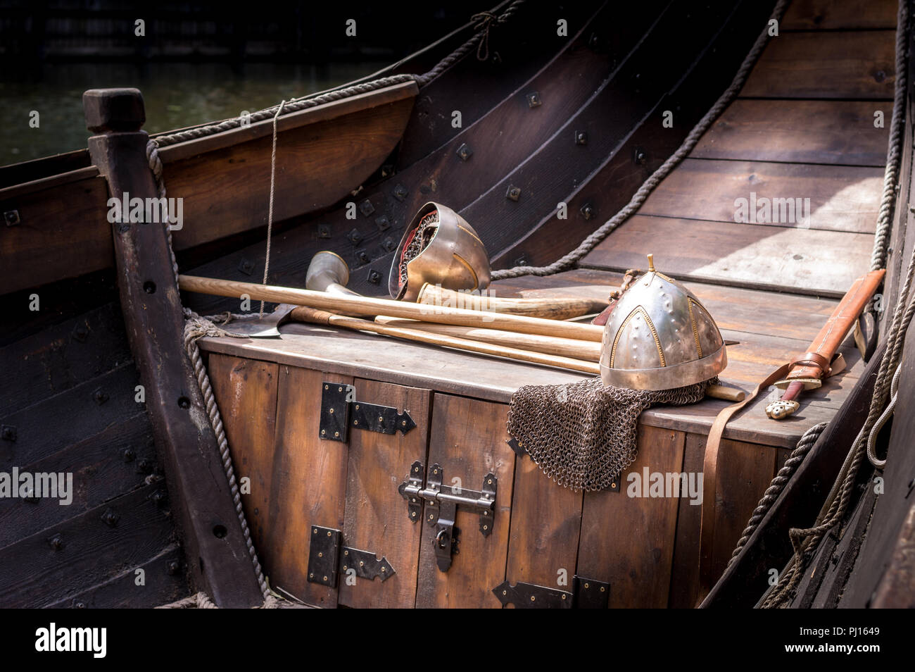Casques et épées en bateau viking Banque D'Images