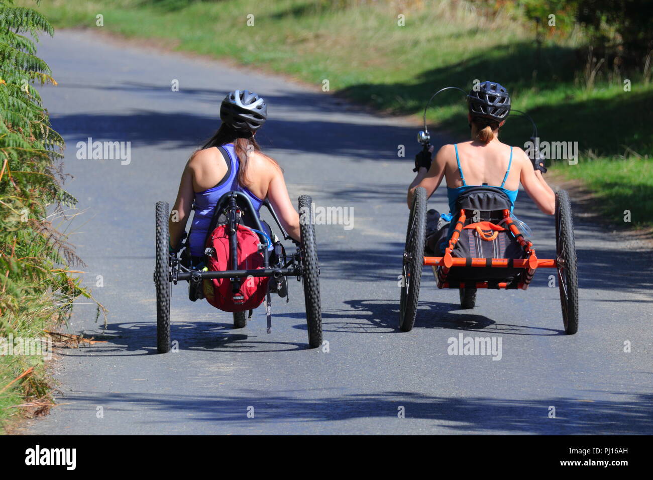 Les cyclistes sur un vélo couché équitation dans la vallée de la Derwent, dans le parc national de Peak District. Banque D'Images