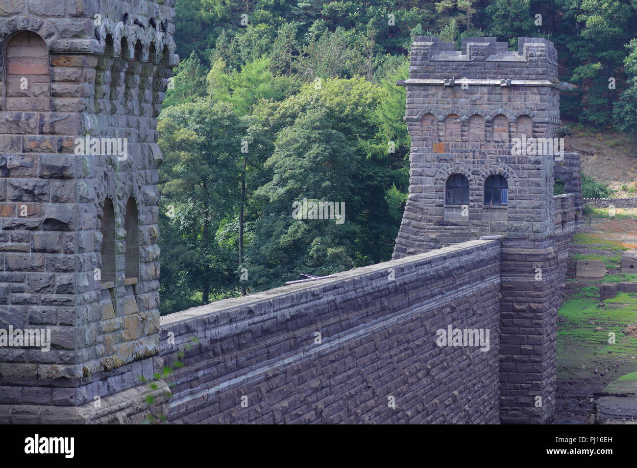 Le mur du barrage de Howden dans la Haute Vallée de Derwent du parc national de Peak District Banque D'Images