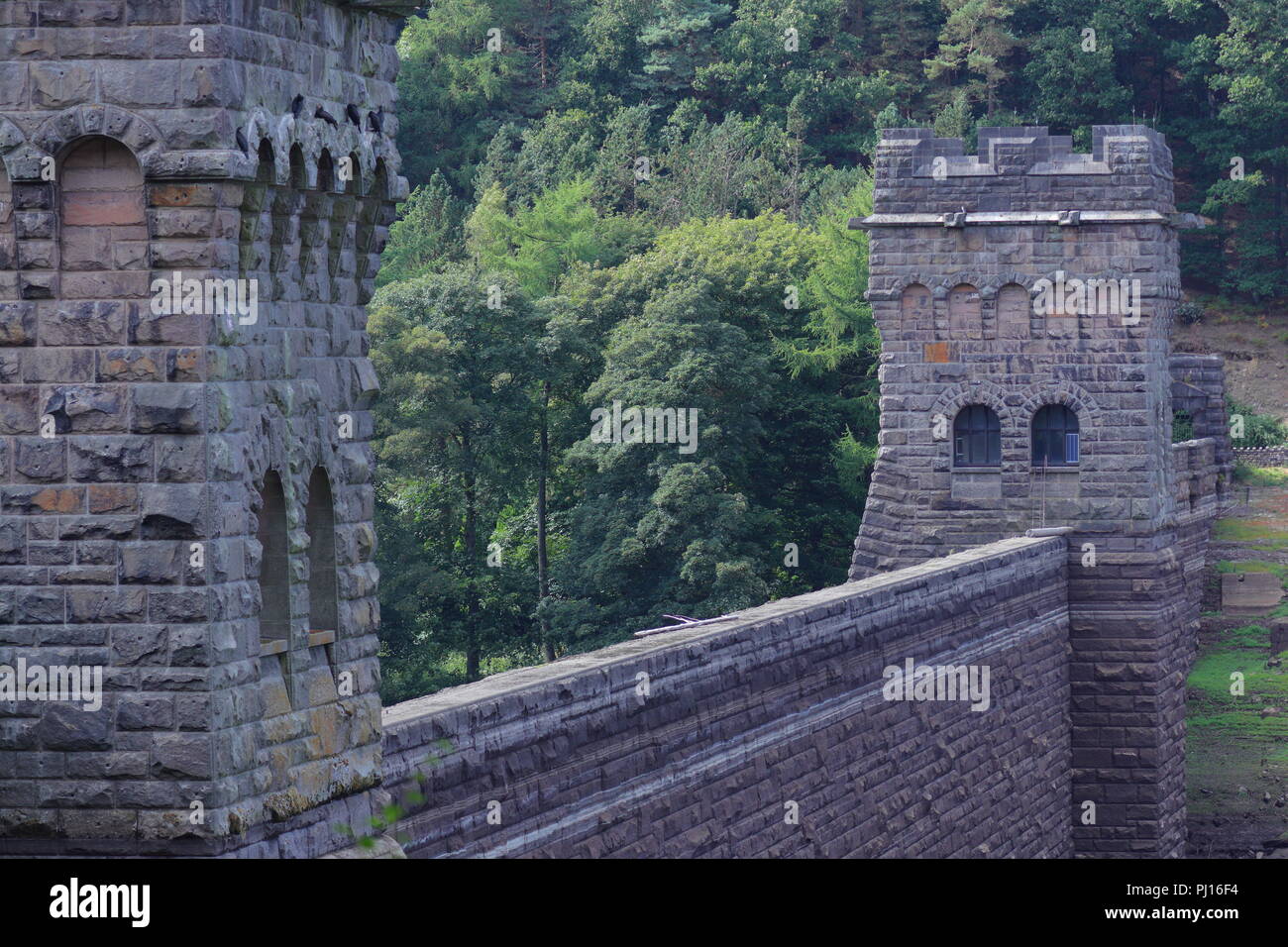 Le mur du barrage de Howden dans la Haute Vallée de Derwent du parc national de Peak District Banque D'Images