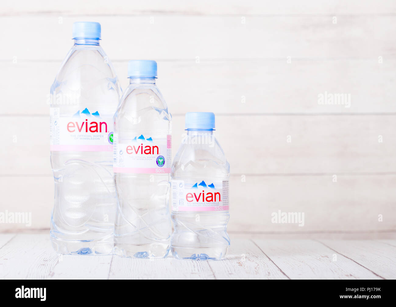 Eau Minérale Evian En Bouteille Photos Eau Minérale Evian