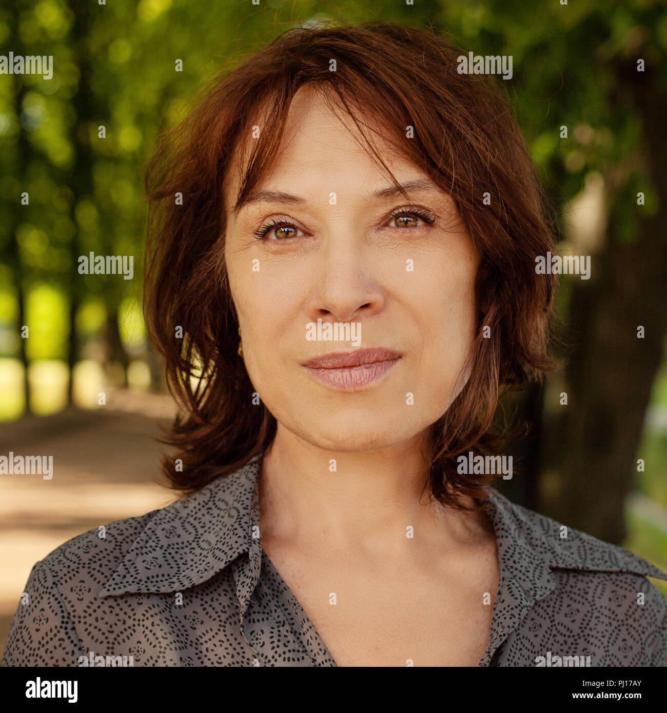 Closeup portrait of young woman. Visage de femme de young lady outdoors Banque D'Images
