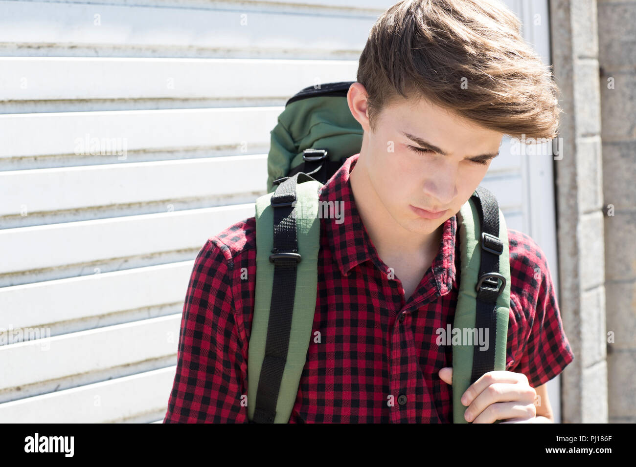 Malheureux adolescent dans les rues avec sac à dos Banque D'Images