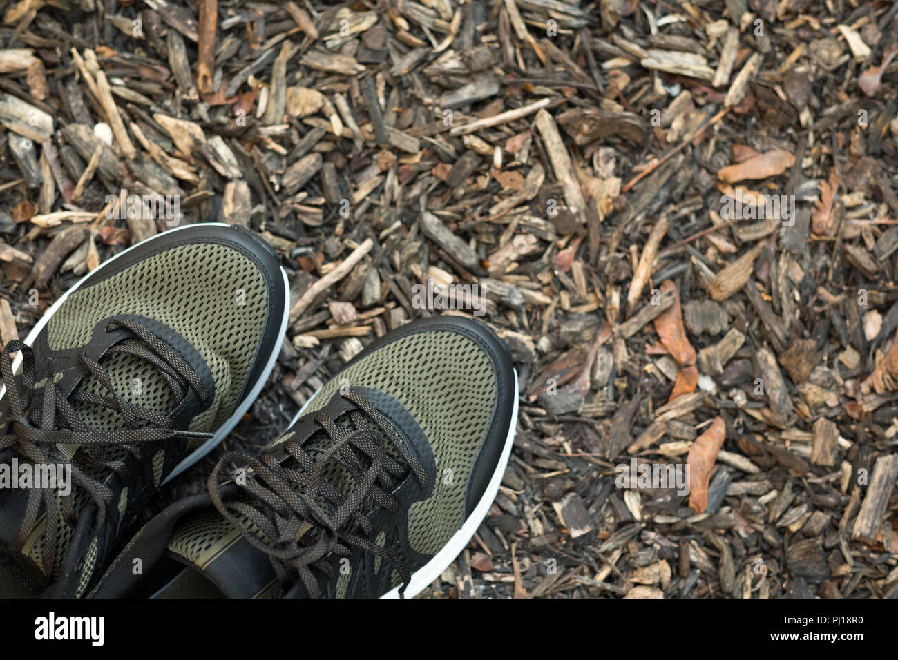 Paire de chaussures de sport homme sur les copeaux de bois texture background Banque D'Images