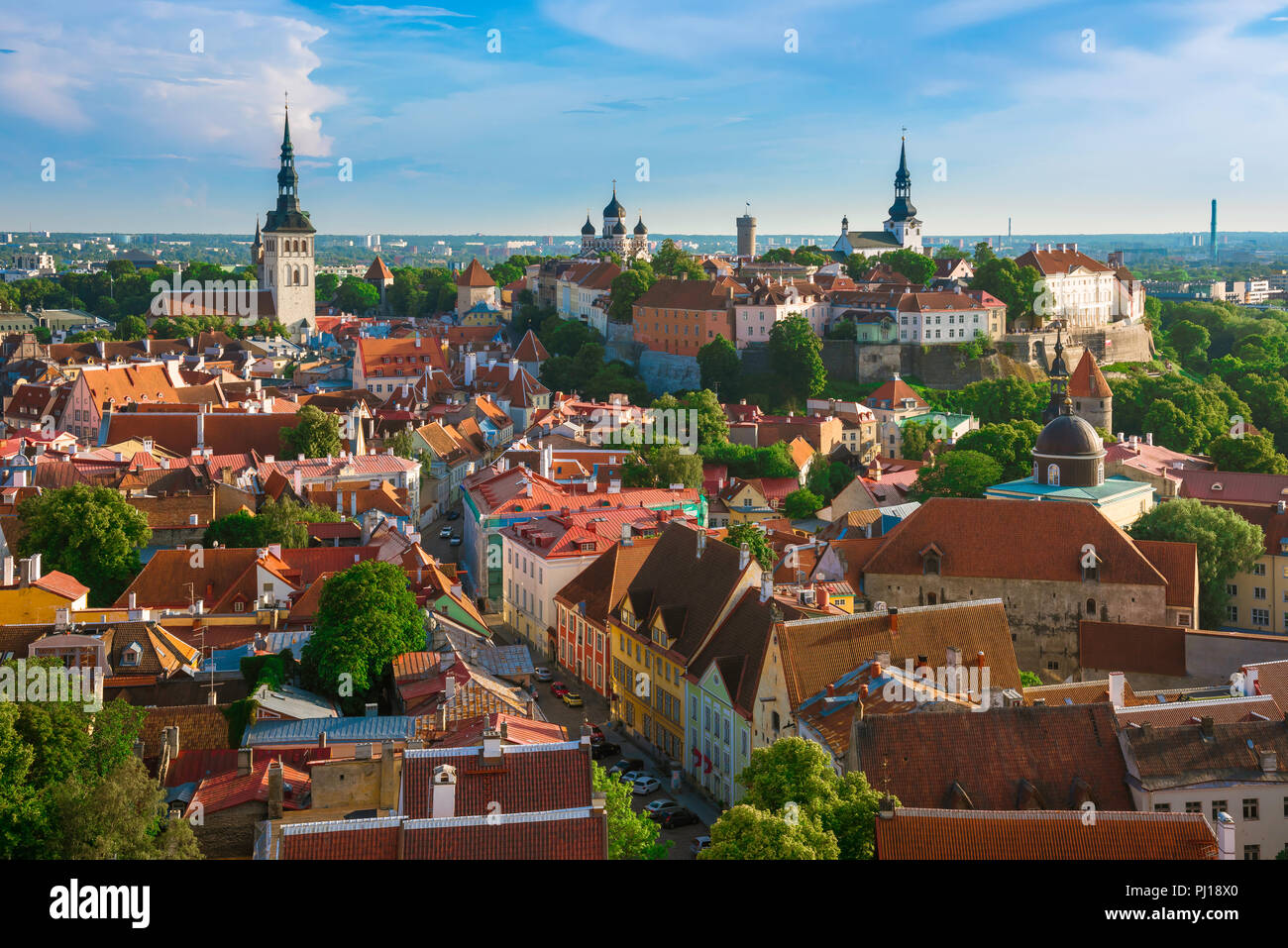 Tallinn Estonie paysage urbain, vue sur les toits du pittoresque quartier médiéval de la vieille ville vers Toompea Hill, Tallinn, Estonie. Banque D'Images