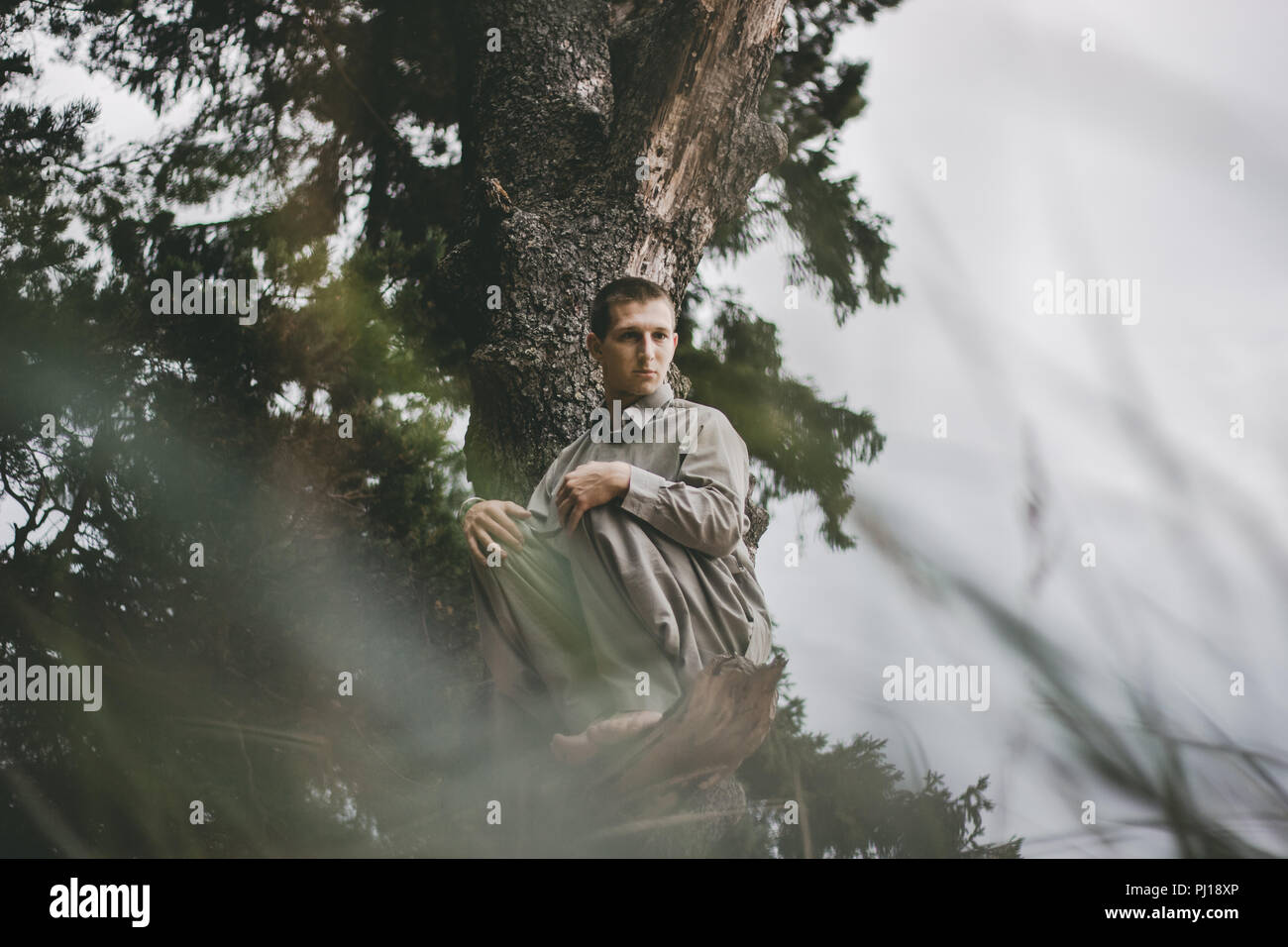 L'homme se déplaçant dans des forêts nature Banque D'Images