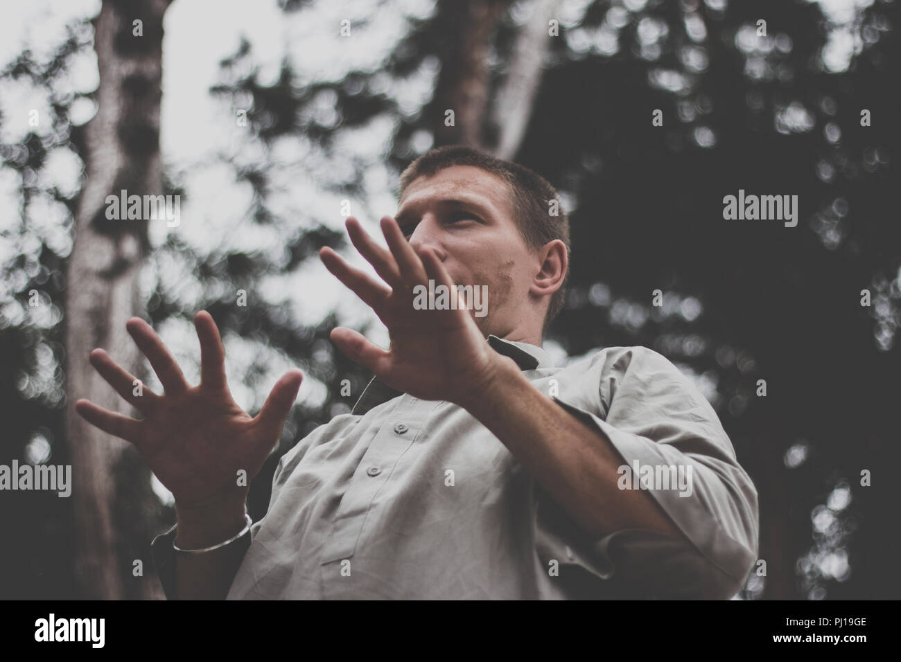 L'homme se déplaçant dans des forêts nature Banque D'Images
