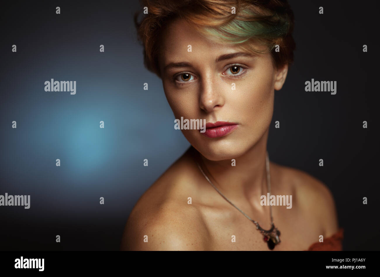 Portrait d'une femme avec des cheveux verts streak, Irlande Banque D'Images Portrait d'une femme avec des cheveux verts streak, Irlande Banque D'Images
