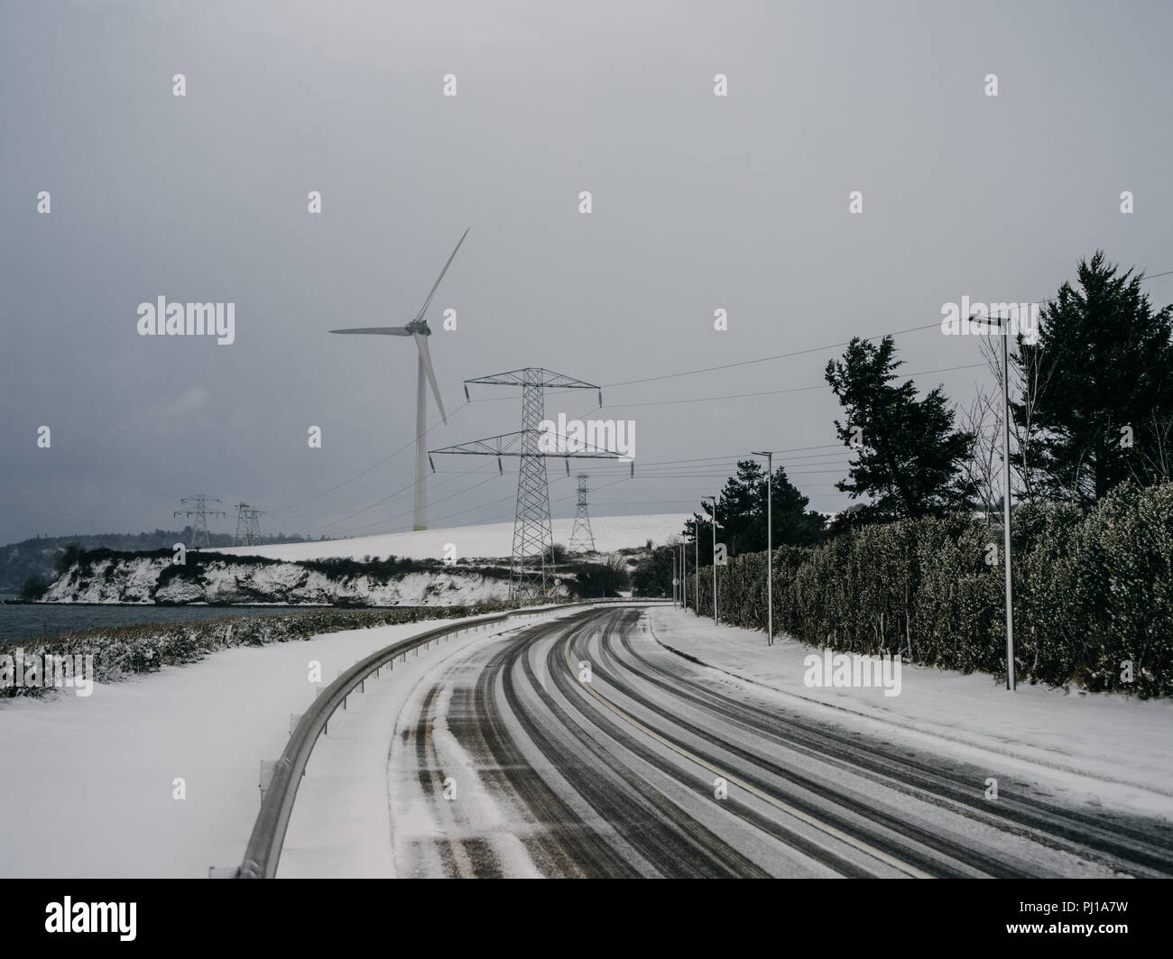 Route côtière, éolienne et les lignes de transport d'électricité, de l'Irlande Banque D'Images