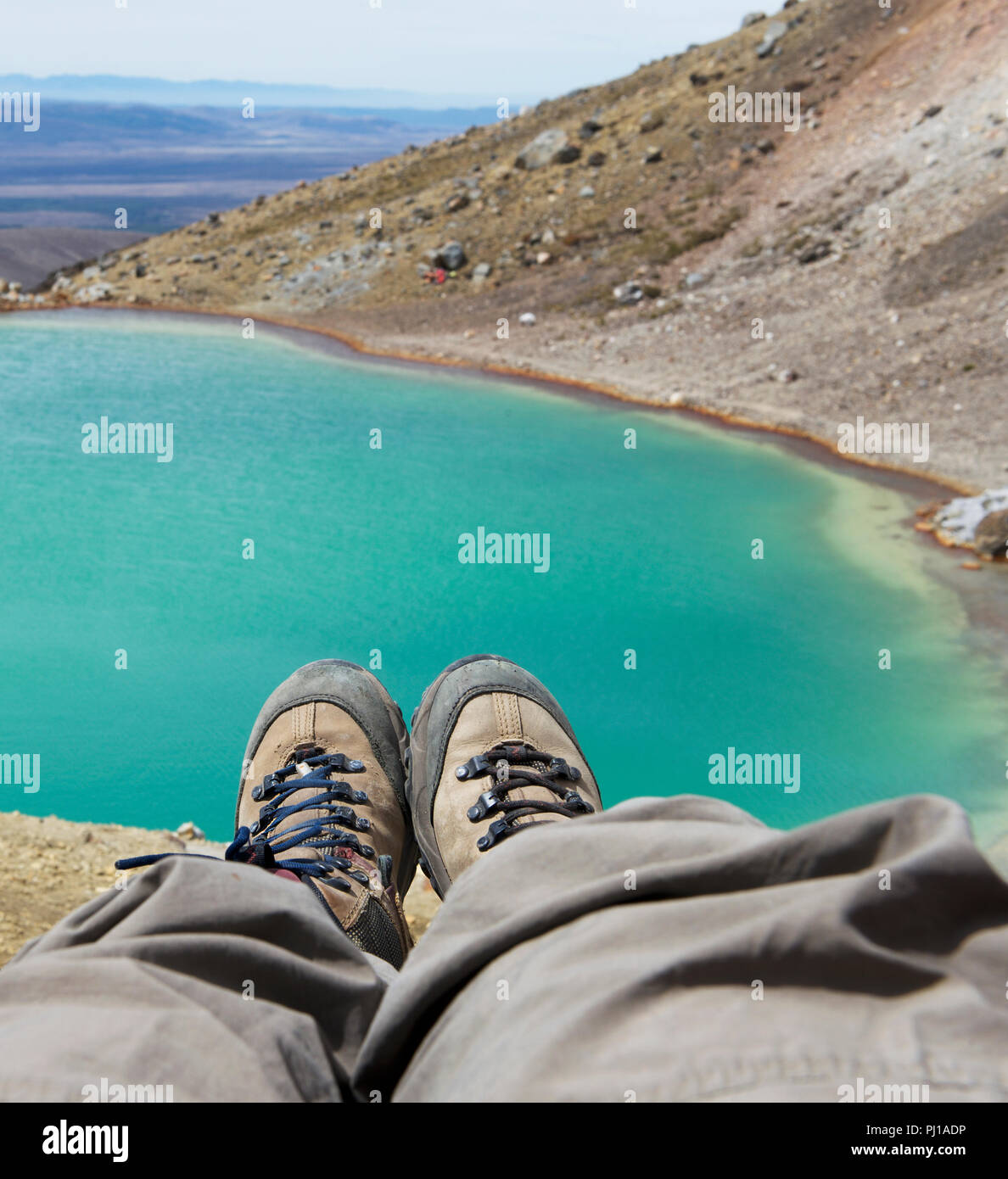 Les jambes de la femme par Emerald Lake, parc national de Tongariro, île du Nord, Nouvelle-Zélande Banque D'Images