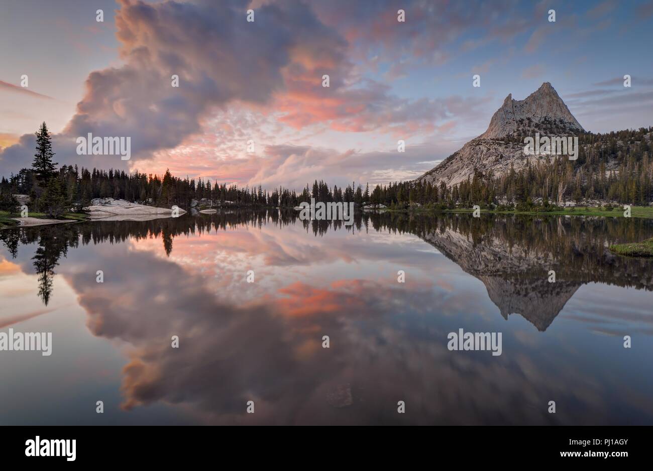 Lac de la cathédrale au coucher du soleil, Yosemite National Park, California, United States Banque D'Images