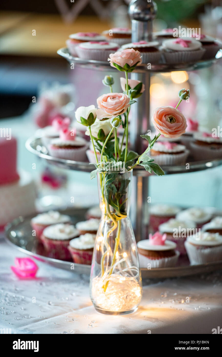 Cupcakes sur un cake stand Banque D'Images