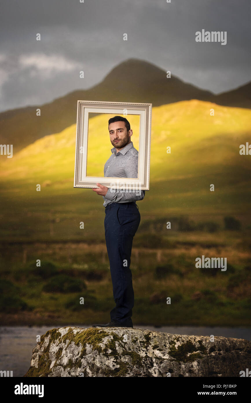Portrait d'un homme tenant un cadre photo Banque D'Images Portrait d'un homme tenant un cadre photo Banque D'Images