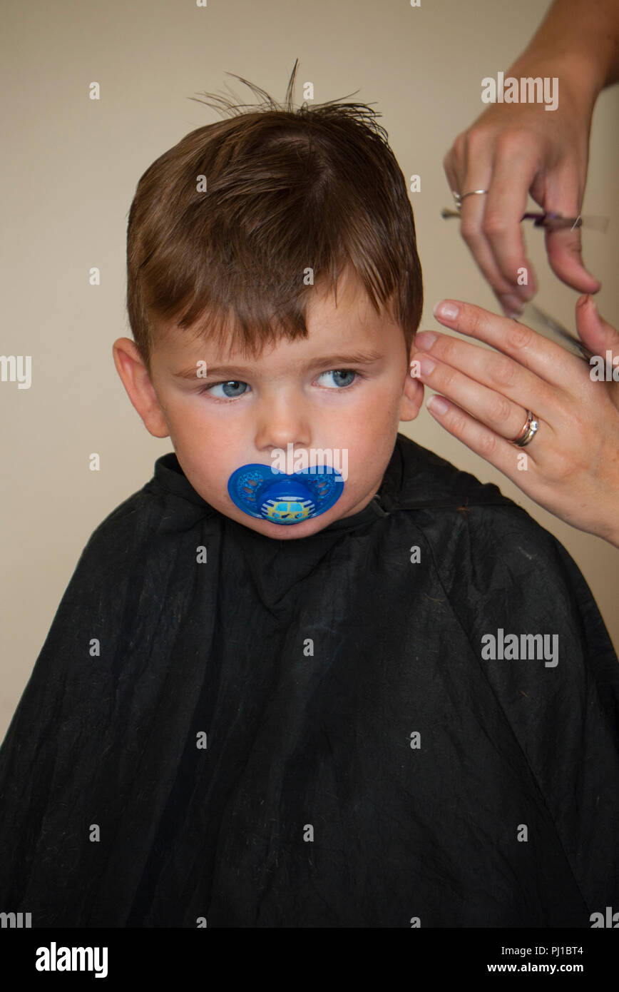 Jeune Garcon 3 Ans Avec Faux Dans La Bouche Apres Avoir Couper Les Cheveux Angleterre Royaume Uni Photo Stock Alamy Jeune Garcon 3 Ans Avec Faux Dans La Bouche Apres Avoir Couper Les Cheveux Angleterre Royaume Uni Photo Stock Alamy