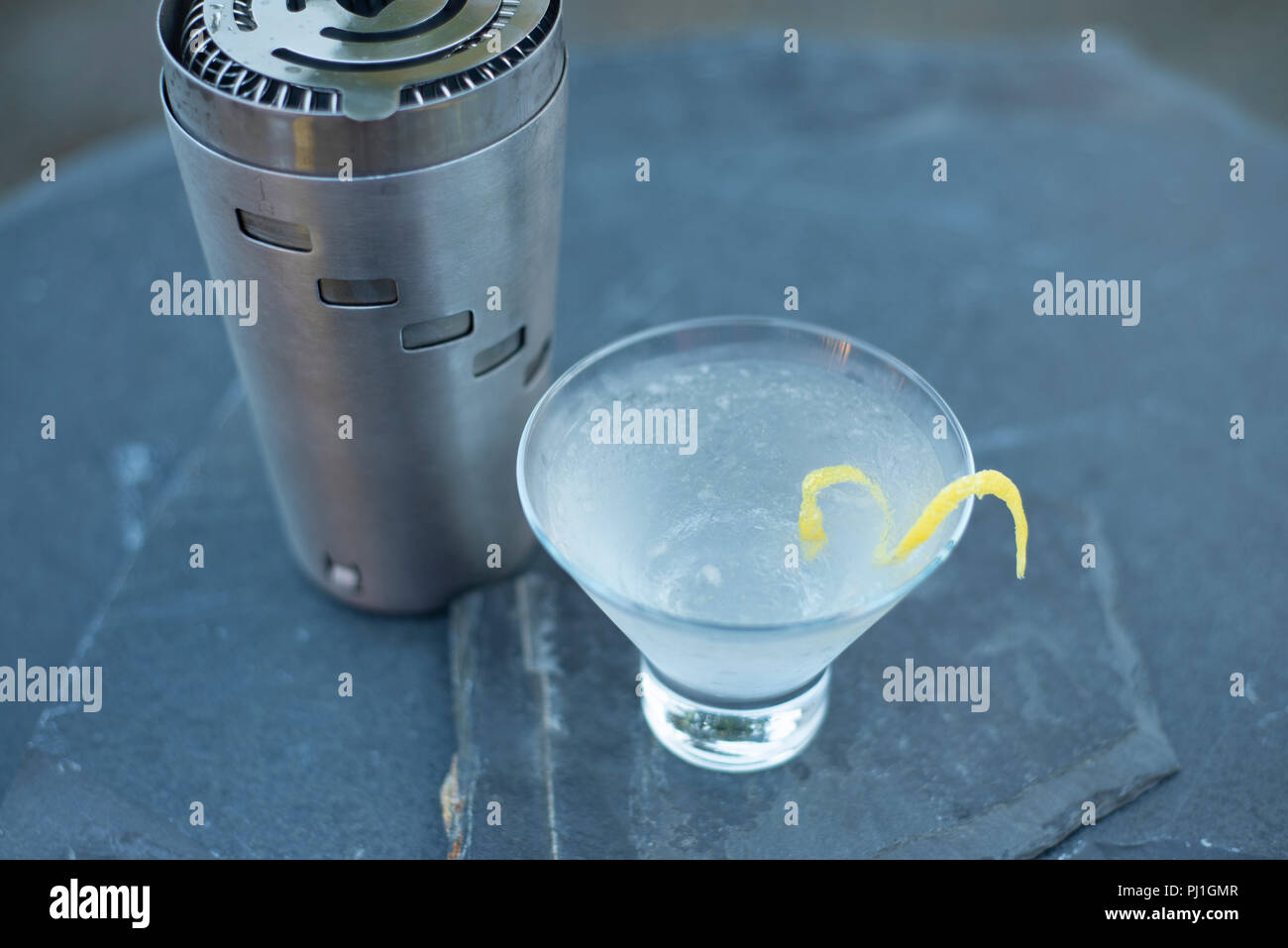 Une rafraîchissante faite-shaker vodka martini avec un zeste de fait sur une chaude soirée d'été au cours d'une fête avec des amis et de la famille Banque D'Images