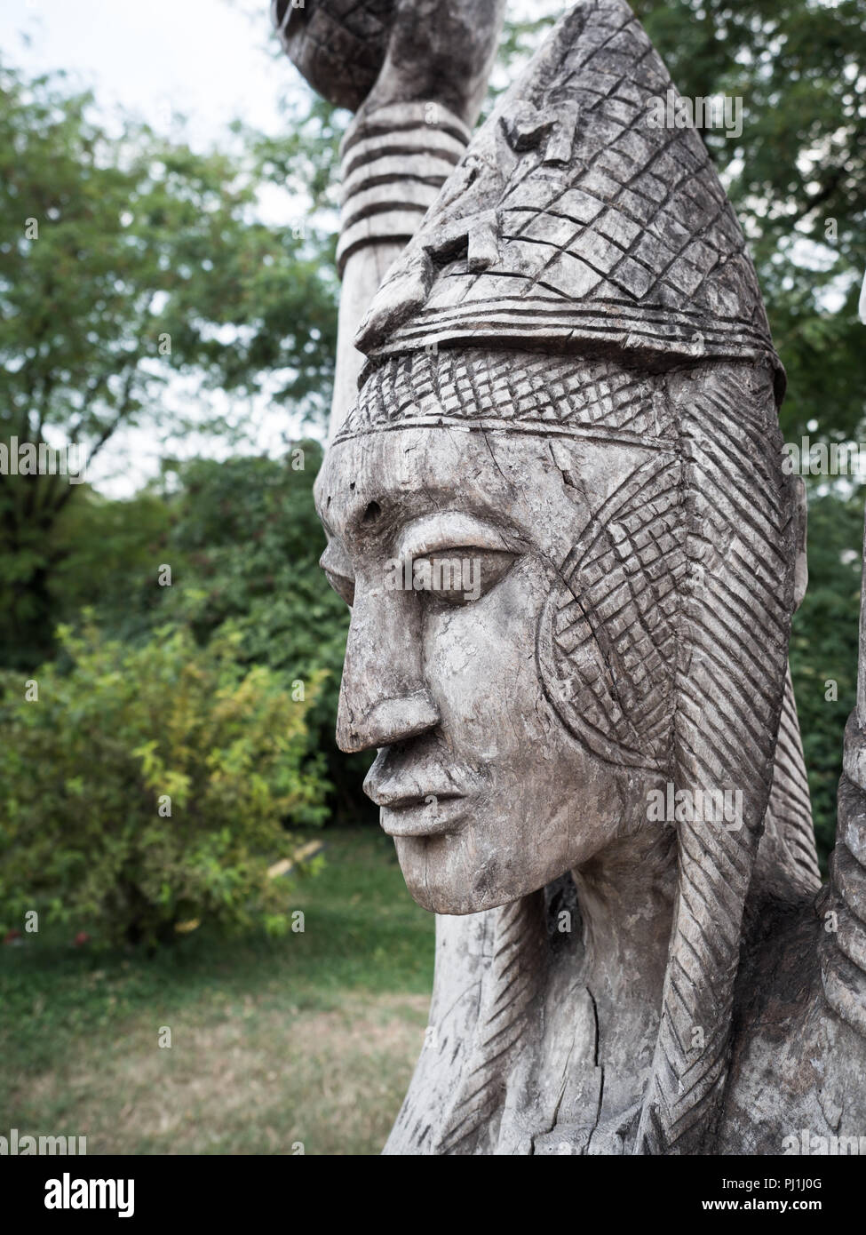 Un tribales africaines traditionnelles en bois des statues dans un parc public. Banque D'Images