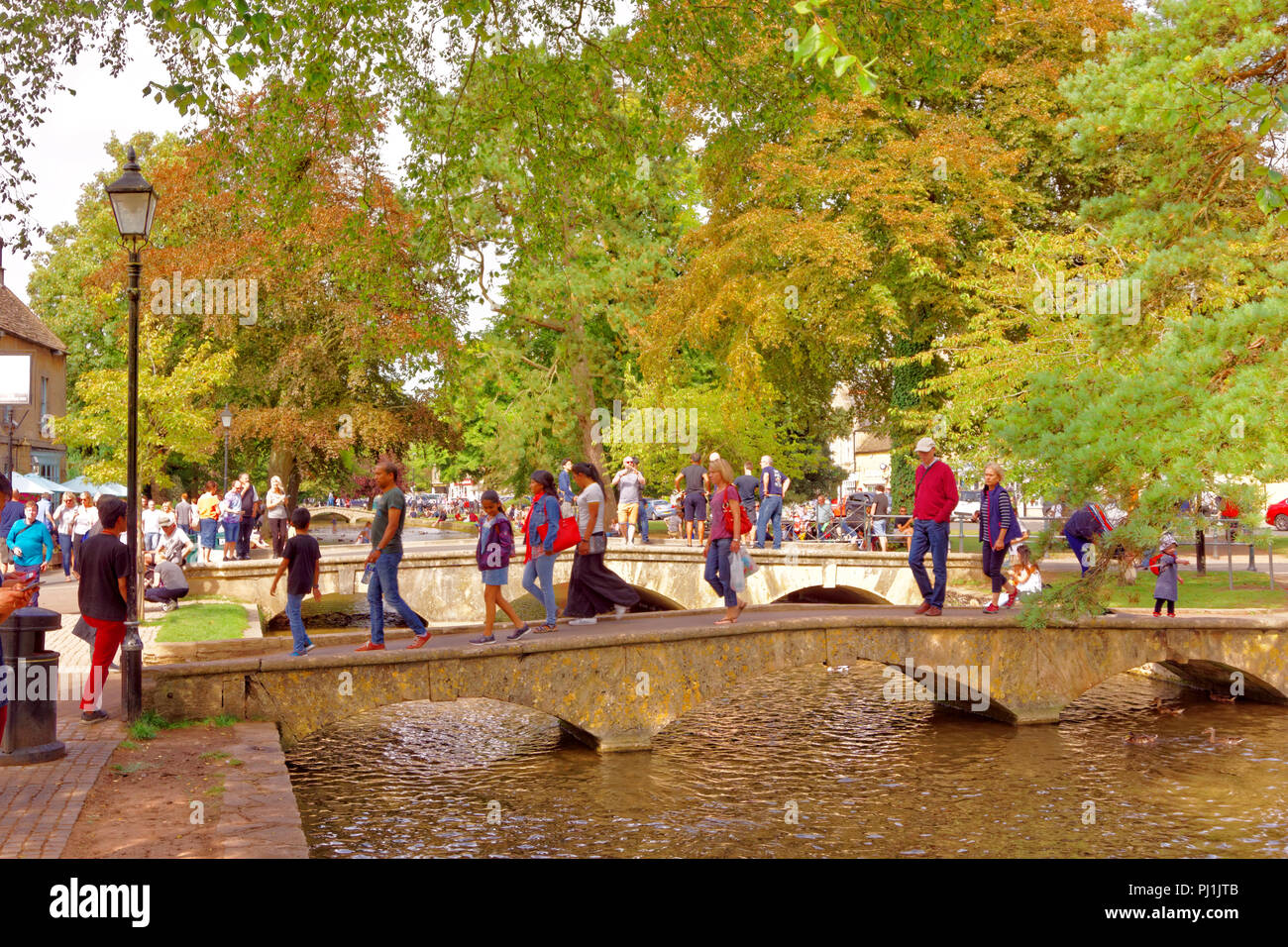 Village des Cotswolds Bourton sur l'eau et la rivière Windrush dans Gloucestershire, Angleterre, Royaume-Uni. Banque D'Images