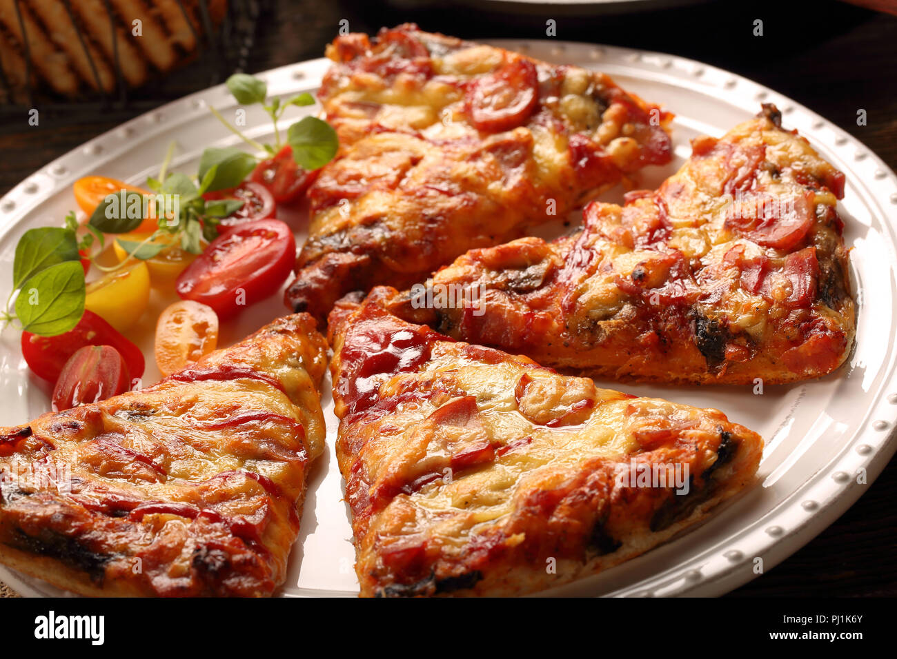 Des pizzas sur une plaque blanche Banque D'Images