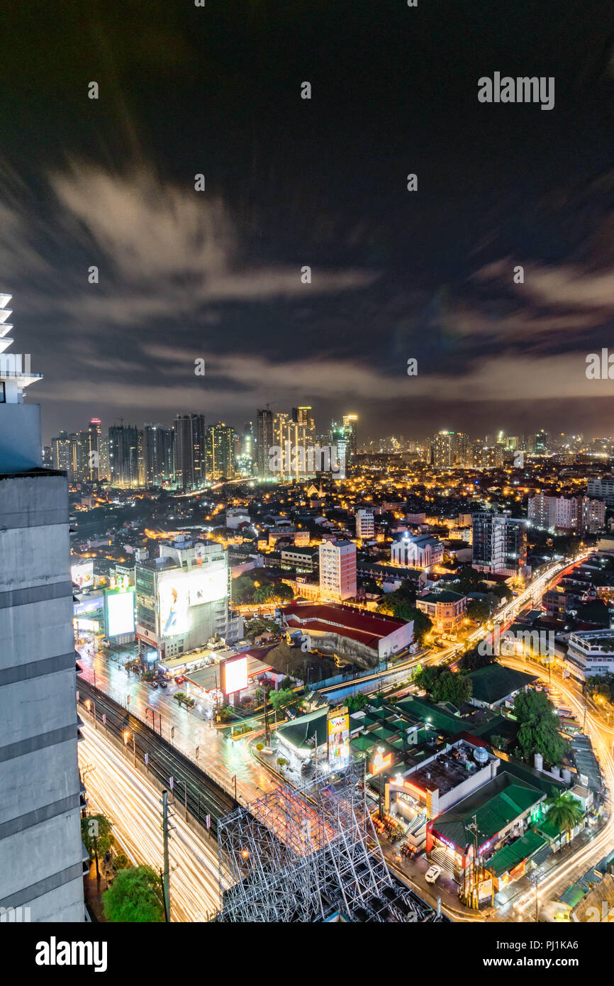 Le flux de trafic de Manille dans la nuit. Banque D'Images