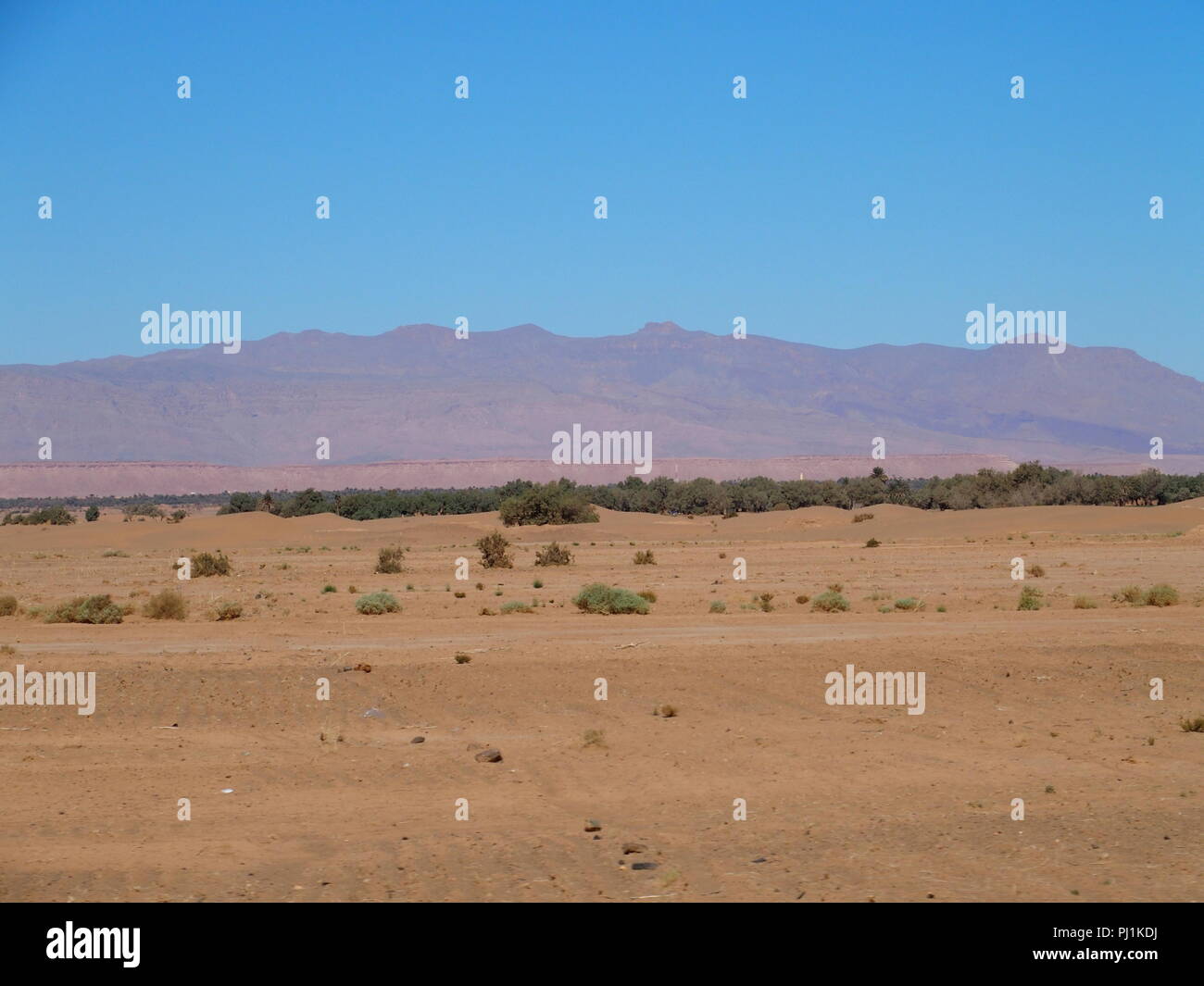 Vue panoramique de désert de sable au Haut Atlas, Maroc paysages gamme vu de l'emplacement de l'Afrique près de Erfoud village avec ciel bleu clair dans Banque D'Images