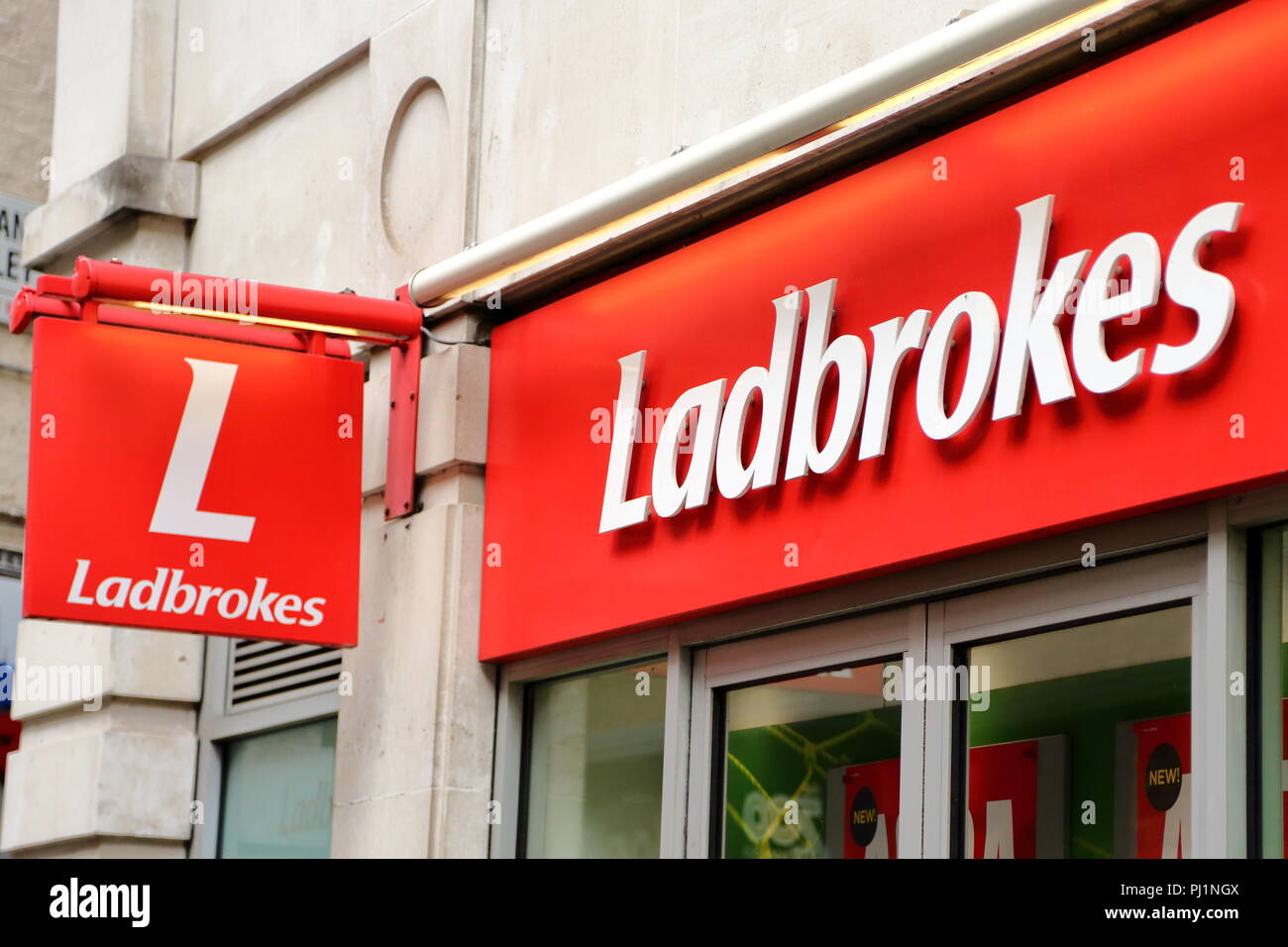 Au-dessus d'une signalisation Ladbrokes betting shop à Londres, Royaume-Uni Banque D'Images