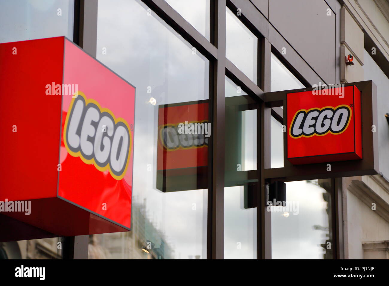 Signe au-dessus de la boutique Lego à Leicester Square, London, UK Banque D'Images