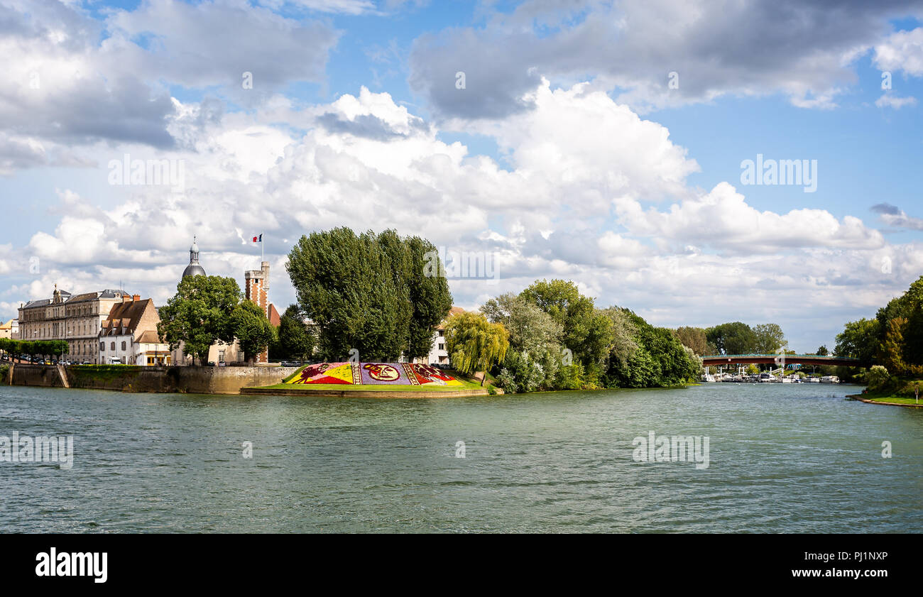 Vue sur la Saône à l'île Saint Laurent, Chalon sur Saône, Bourgogne, France le 29 août 2018 Banque D'Images