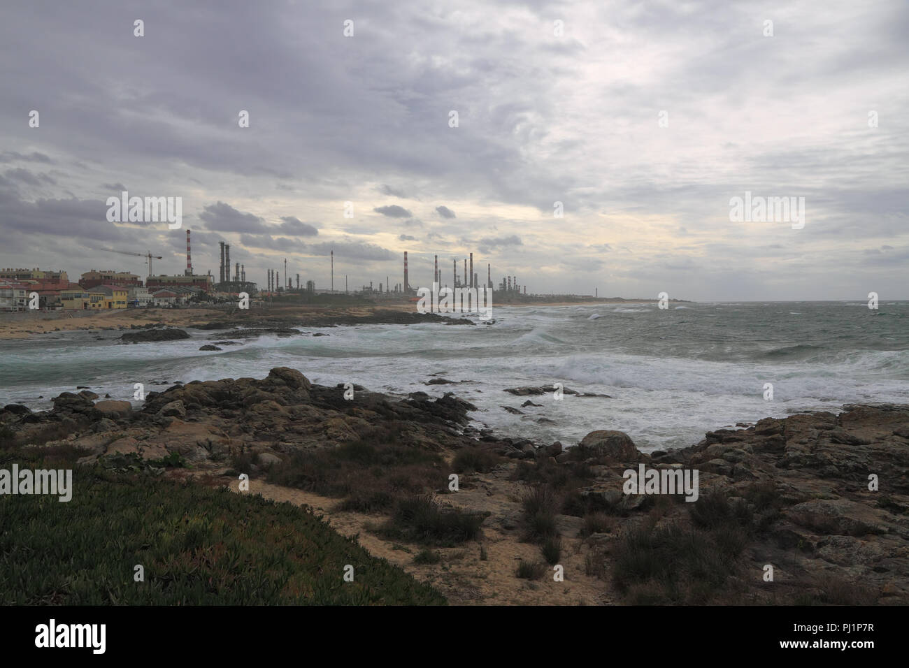 Large vue d'un concert en raffinerie de pétrole près de la mer, dans un matin nuageux Banque D'Images