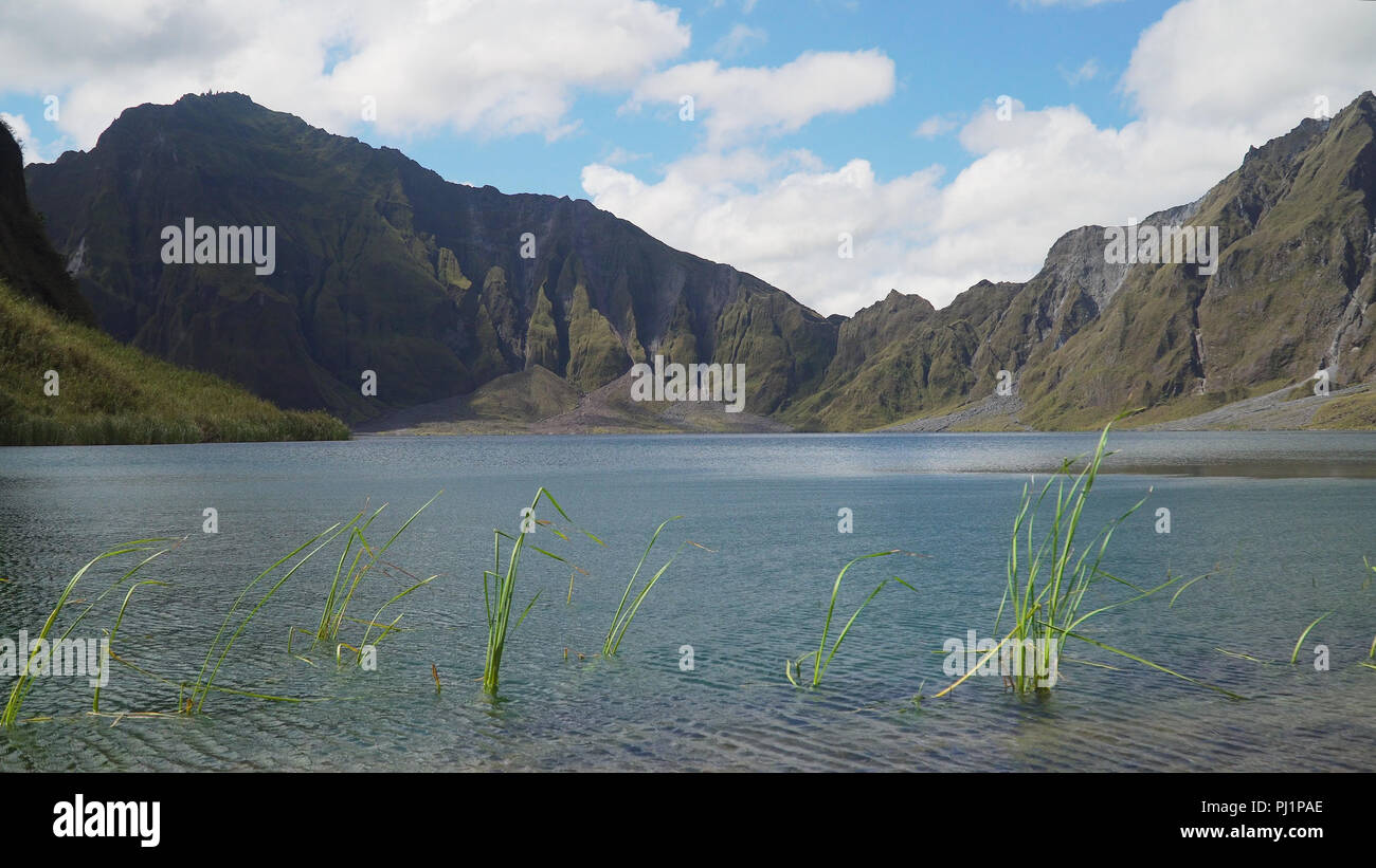 Le Lac Du Cratère Du Volcan Pinatubo Aux Philippines Parmi Les Montagnes Luzon Beau Paysage 1605