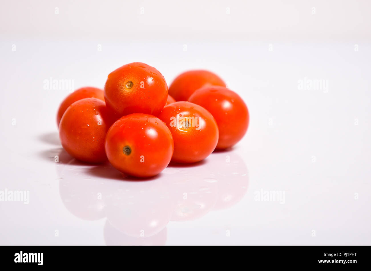 Tomates cerise isolé sur fond blanc Banque D'Images