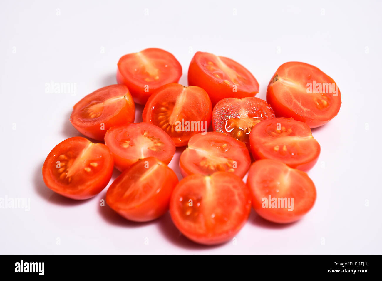 Tomates cerise isolé sur fond blanc Banque D'Images