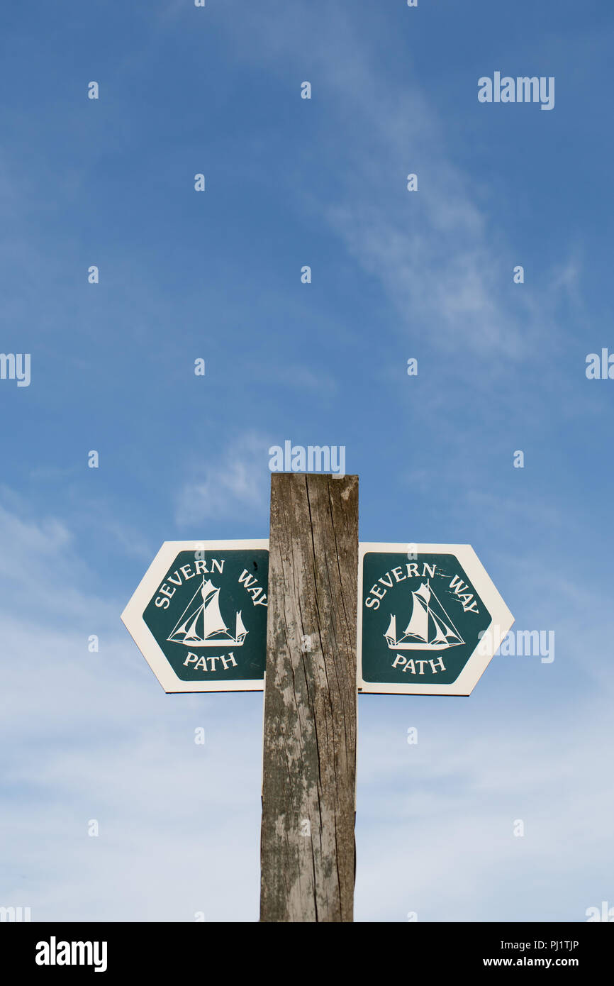 Poteau de signalisation à les orienter sur la Severn Way Path isolés contre un ciel bleu Banque D'Images