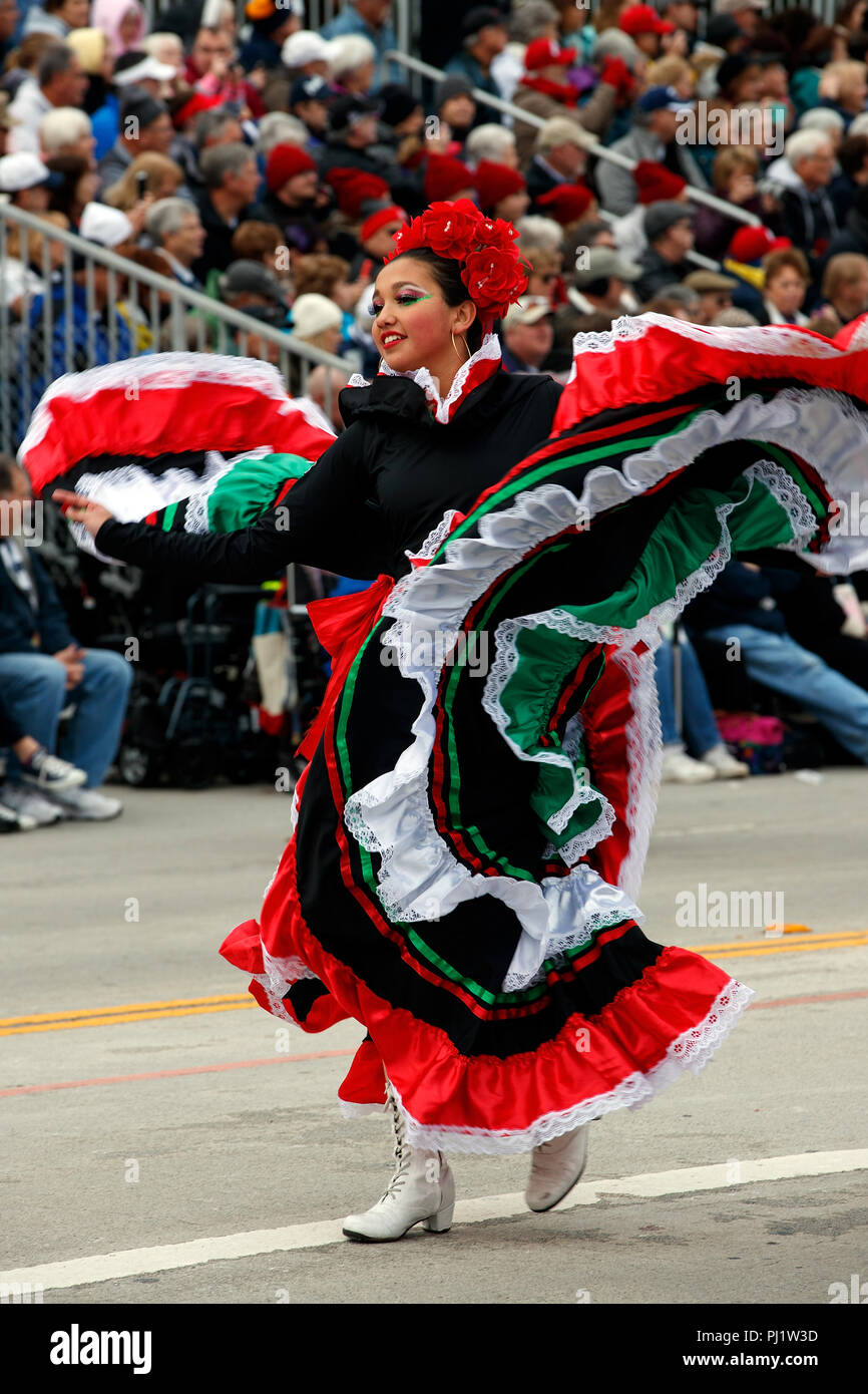 Danseur traditionnel mexicain sur l'itinéraire de la Parade des Roses de tournoi 2017, Rose Parade, Pasadena, Californie, États-Unis d'Amérique Banque D'Images