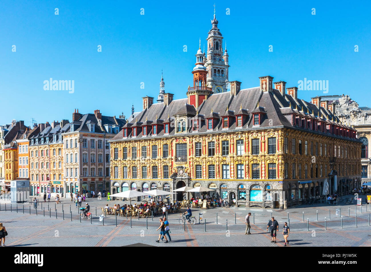 La vieille bourse de Lille, à l'origine de la Chambre de Commerce, situé dans Grand Place près de Place du général de Gaulle, qui abrite maintenant des cafés, Banque D'Images