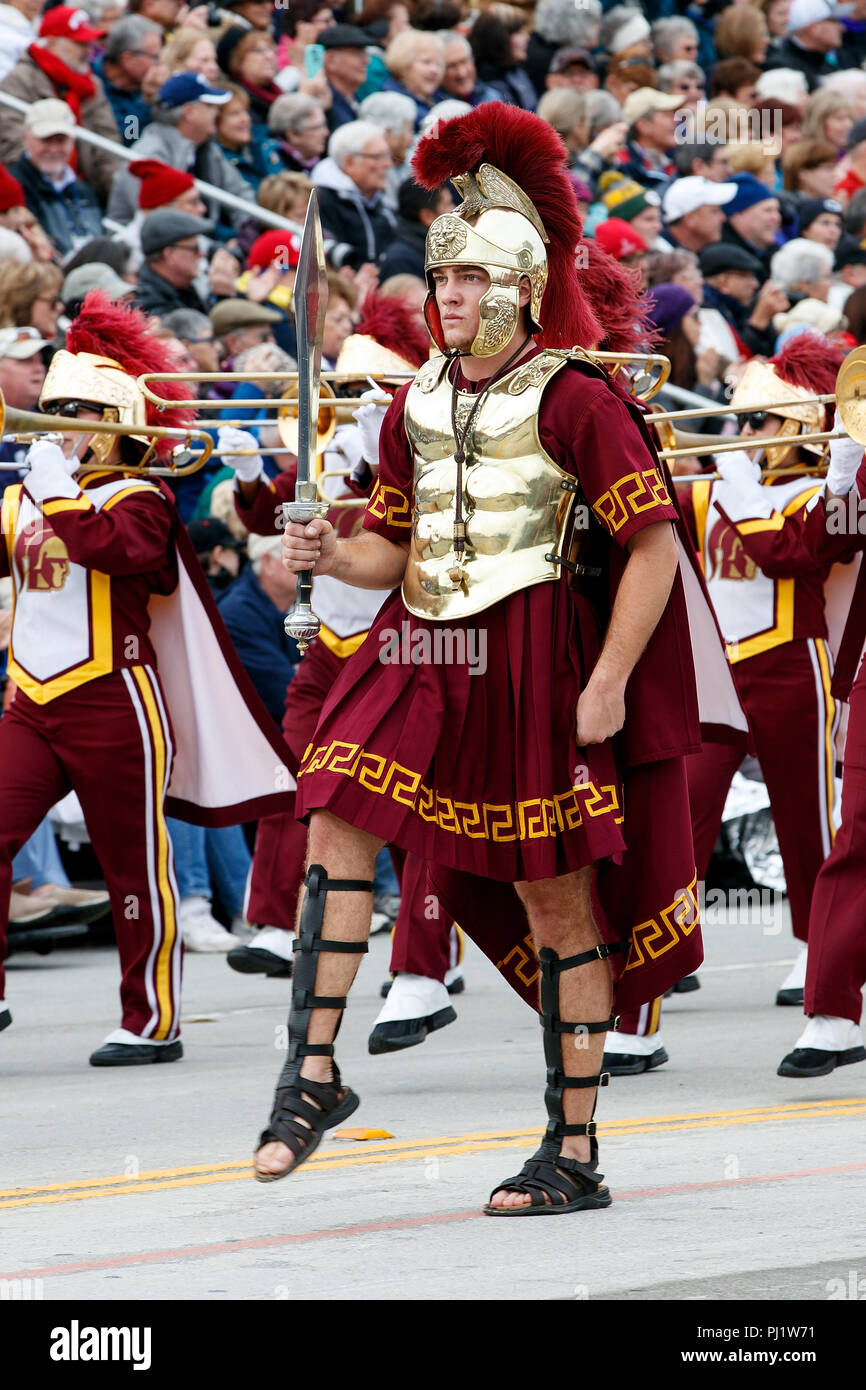 Mascotte de l'Université de Californie du Sud (USC) de Troie marchant sur la route de la Parade des Roses de tournoi 2017, Rose Parade, Pasadena, Californie, États-Unis d'Amérique Banque D'Images