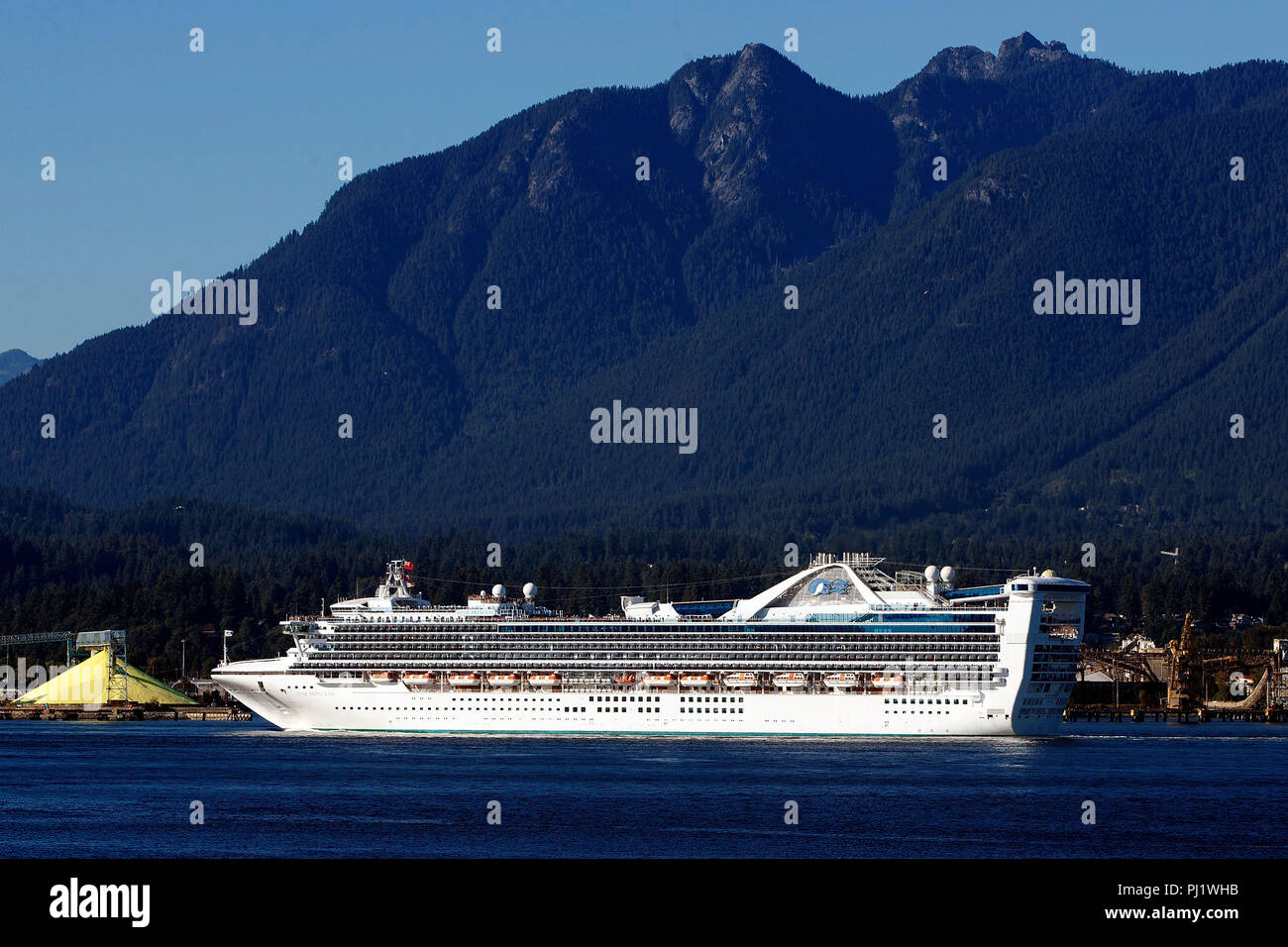 Star Princess, Grand navire de croisière de classe, exploité par Princess Cruises, quitte le port de Vancouver, Vancouver, Colombie-Britannique, Canada Banque D'Images