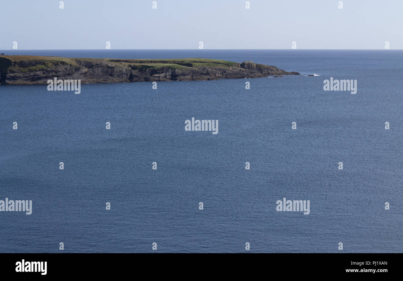 Pointe de West Cork, Irlande entouré d'un calme La mer bleu clair. Banque D'Images